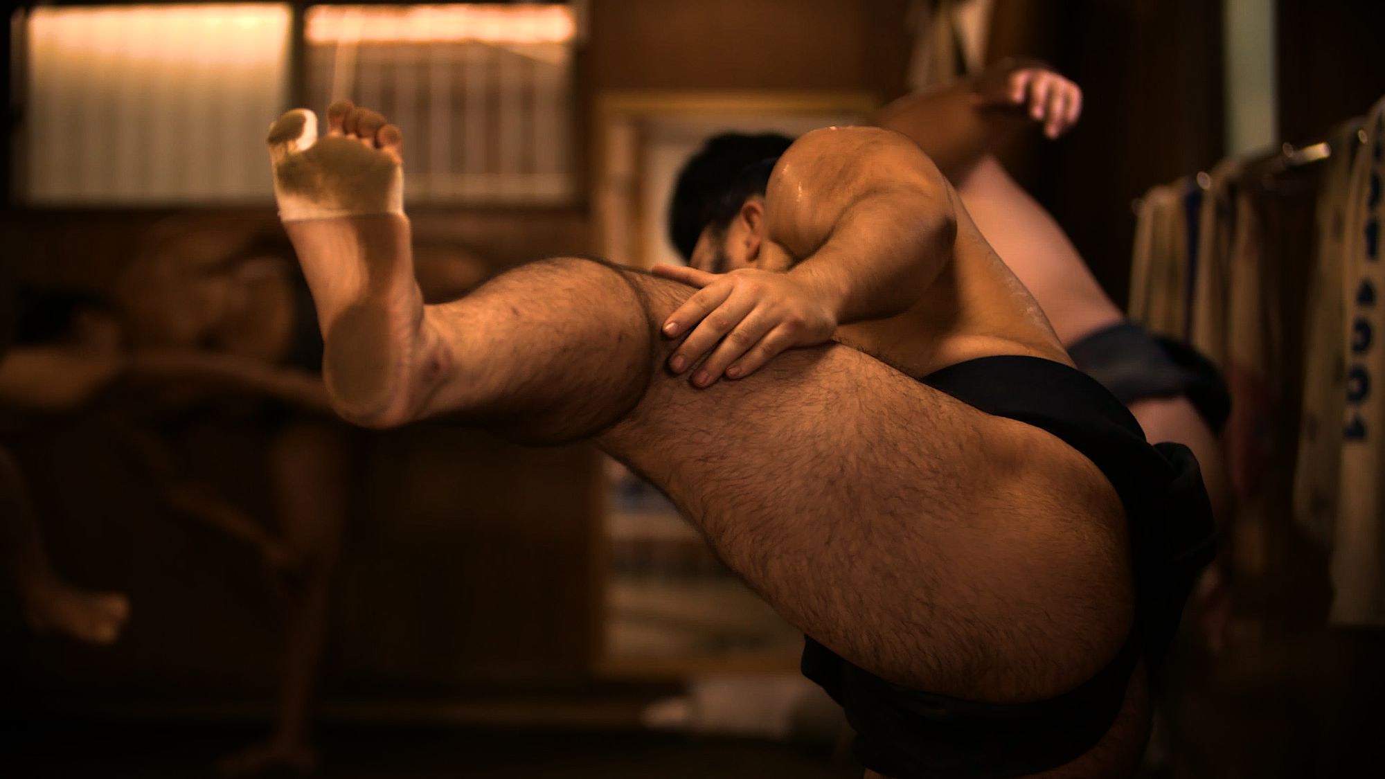 The sumo thigh slap